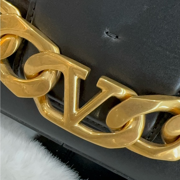 Valentino Garavani 🖤 VLogo leather bag
Authentic 💯 - Picture 5 of 15